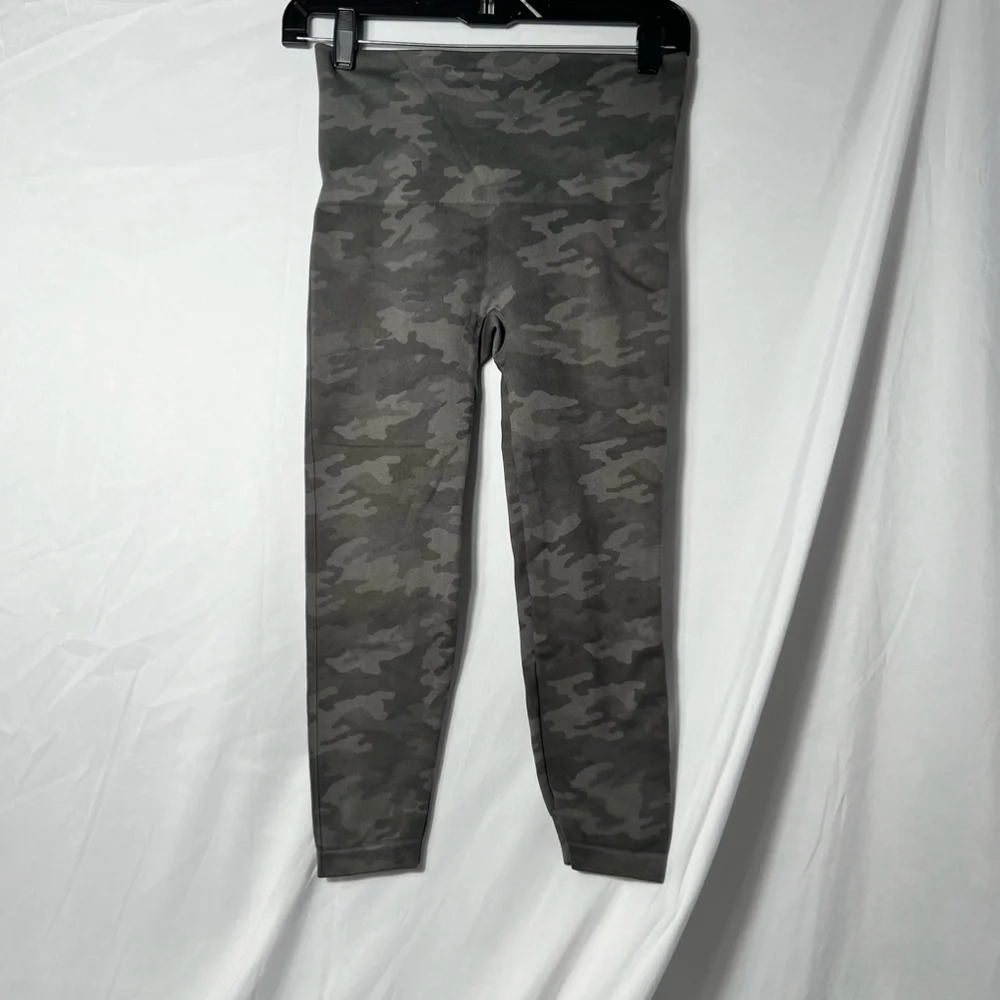 Spanx Seamless Shaping Cropped Leggings, Camo, Size L/G - Picture 2 of 7
